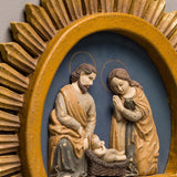 Részletgazdag Szent Család jelenet arany keretben közelről