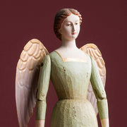 SACRED zöld angyal figura részletfotó – finoman kidolgozott arc és aranyozott szárnyak