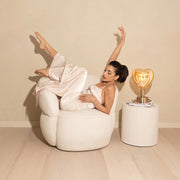 fehér buklé fotel modern lakás enteriőrben hangulatkép