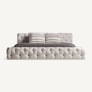 Világosbézs színű szövettel kárpitozott nagy design franciaágy.