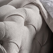 Világosbézs színű szövettel kárpitozott nagy design franciaágy.