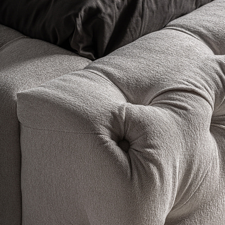 Világosbézs színű szövettel kárpitozott nagy design franciaágy.