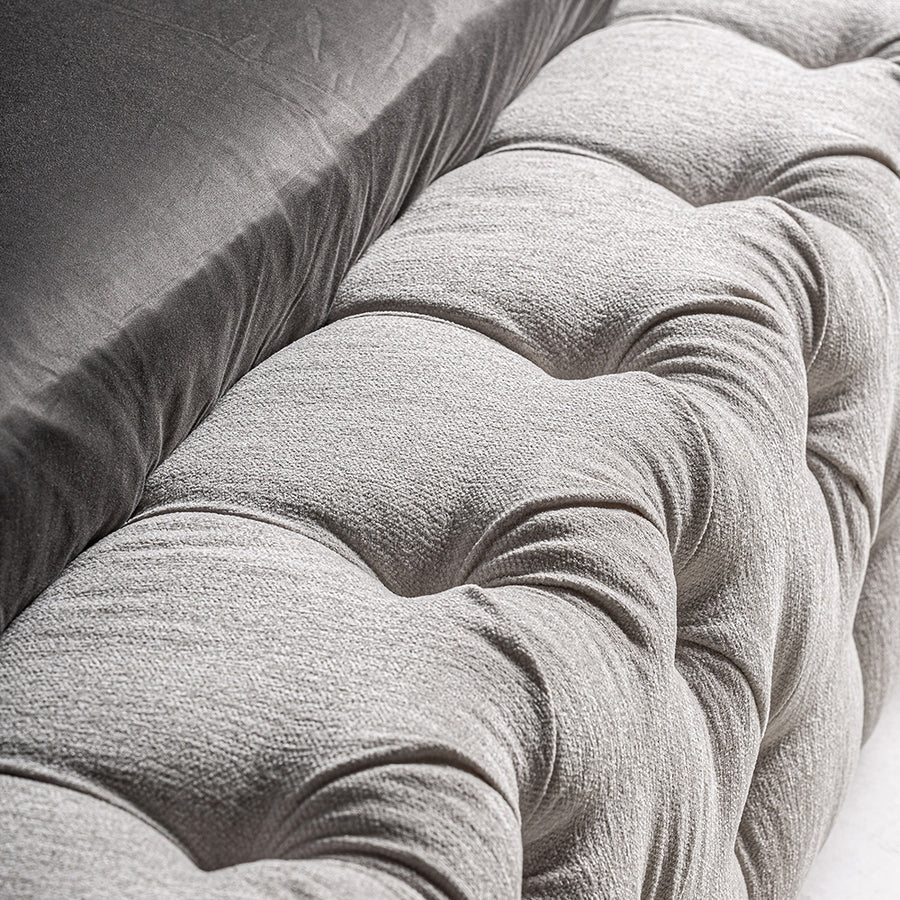 Világosbézs színű szövettel kárpitozott nagy design franciaágy.