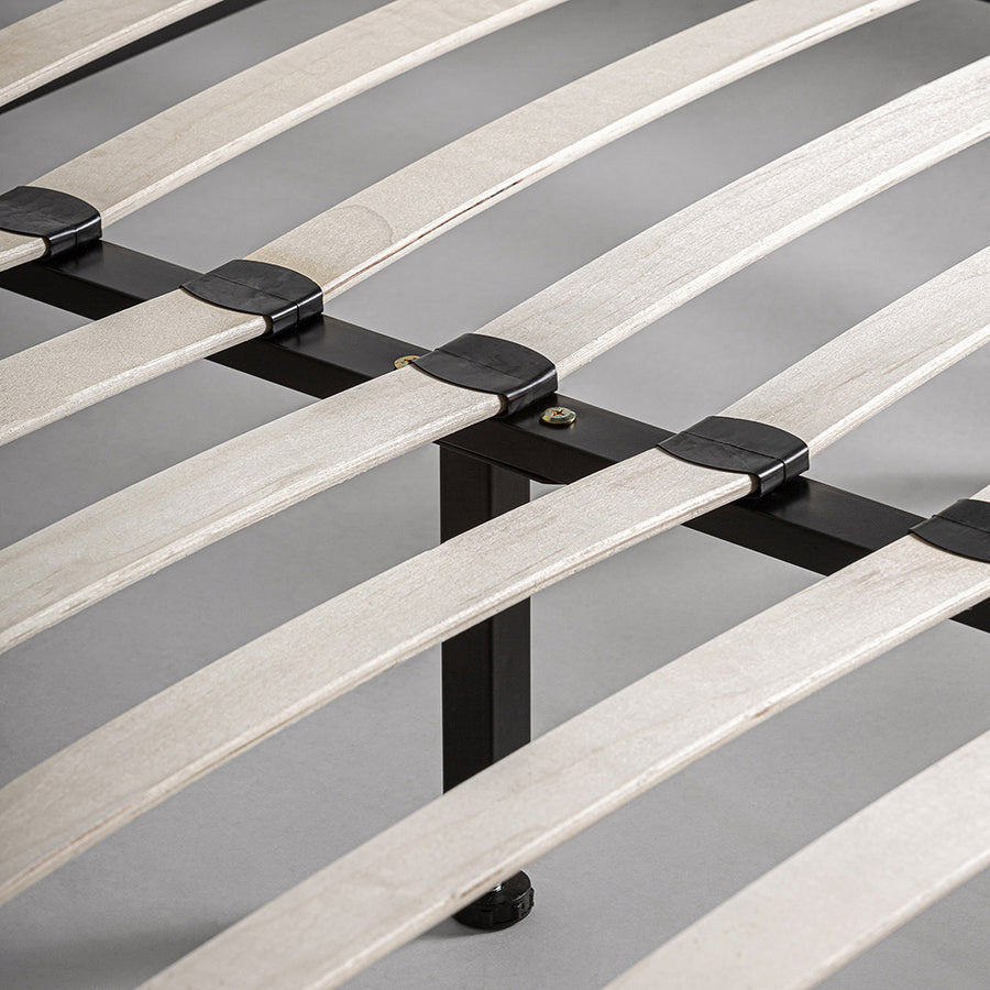 Világosbézs színű szövettel kárpitozott nagy design franciaágy.