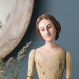 Kézzel faragott női manöken figura részletgazdag arccal és patinás felülettel