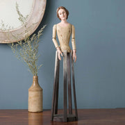 Vintage manöken figura mozgatható karokkal enteriőrben elhelyezve