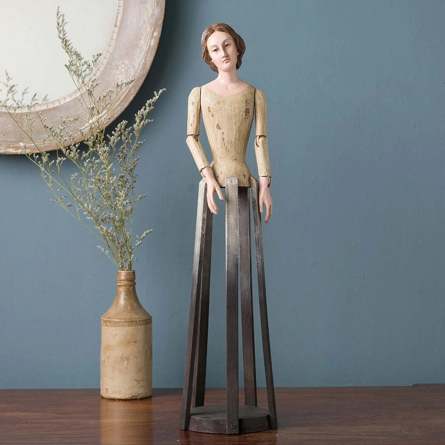 Vintage manöken figura mozgatható karokkal enteriőrben elhelyezve