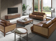 Barna színű marhabőrrel kárpitozott, rattanbetétes, 2 személyes design kanapé.