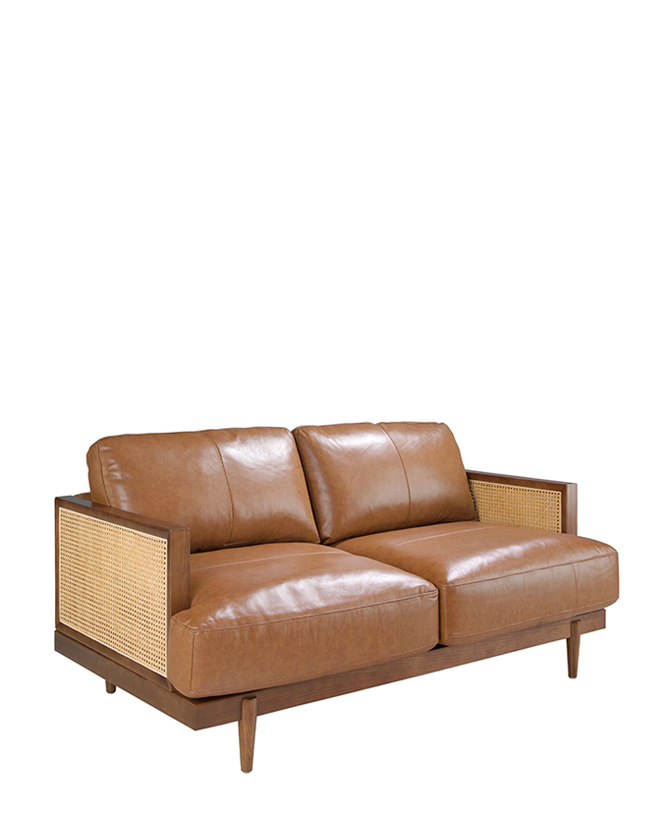 Barna színű marhabőrrel kárpitozott, rattanbetétes, 2 személyes design kanapé.