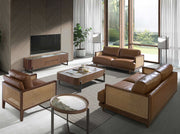 Barna színű marhabőrrel kárpitozott, rattanbetétes, 3 személyes design kanapé.