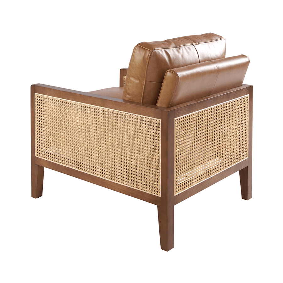 Konyakbarna színű marhabőrrel kárpitozott, rattanbetétes design fotel.