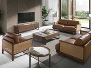 Konyakbarna színű marhabőrrel kárpitozott, rattanbetétes design fotel.