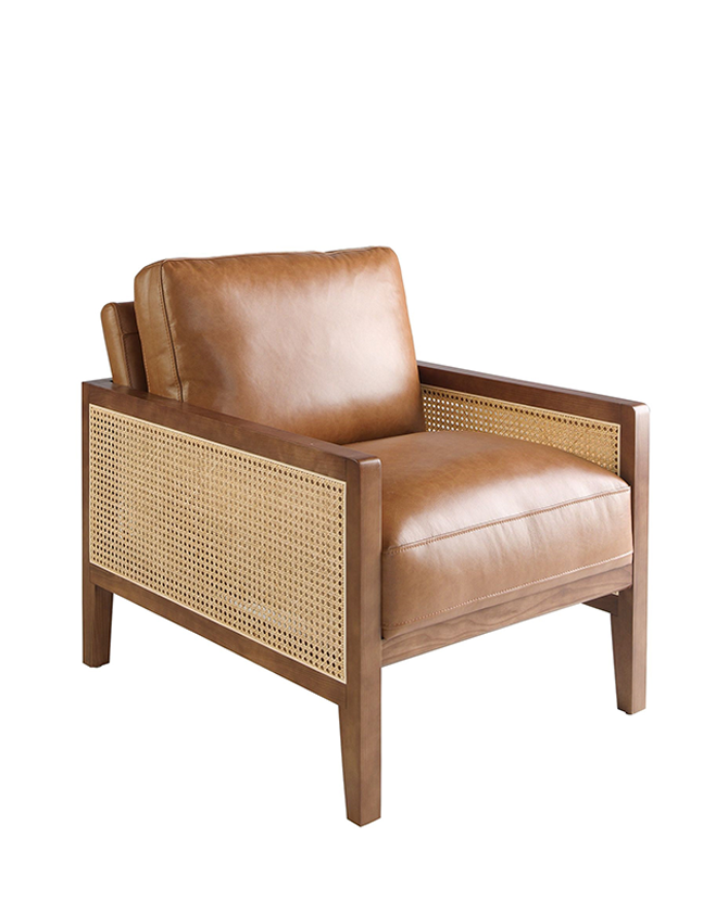 Konyakbarna színű marhabőrrel kárpitozott, rattanbetétes design fotel.