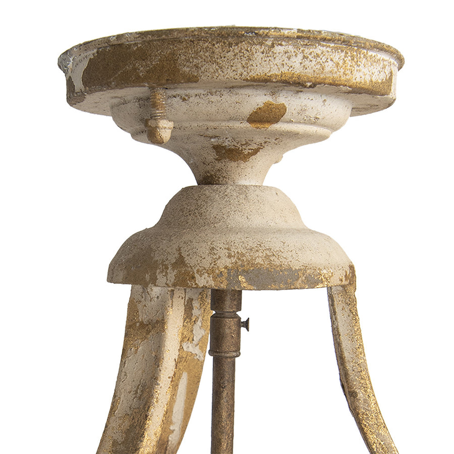 Krémszínű, antikolt felületű, fém mennyezeti lámpa.