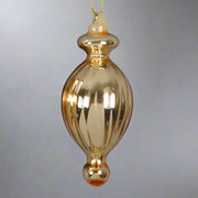 Gömbölyded, fényes arany üveg karácsonyfadísz elegáns kivitelben.