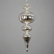 Gömbös, ezüst színű üveg jégcsap formájú karácsonyfadísz részletgazdag kialakítással.