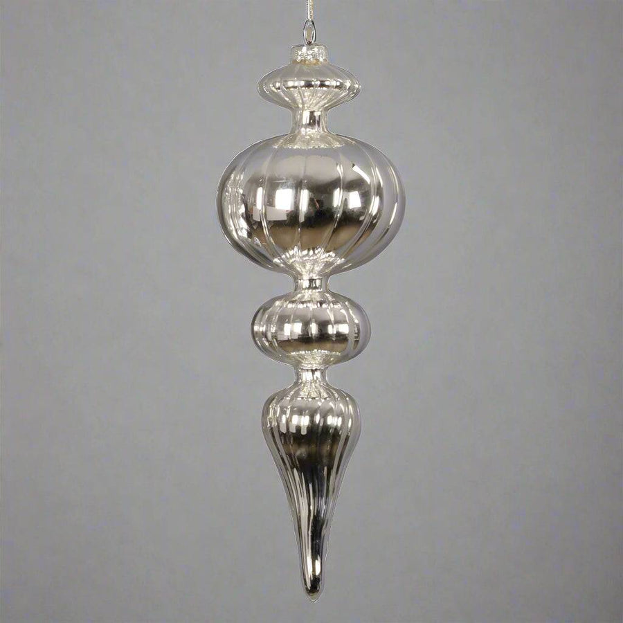 Gömbös, ezüst színű üveg jégcsap formájú karácsonyfadísz részletgazdag kialakítással.