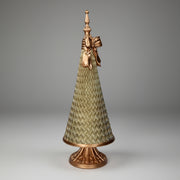 Arany-zöld dekor fenyő kúp, részletfotó a mintázott felületről