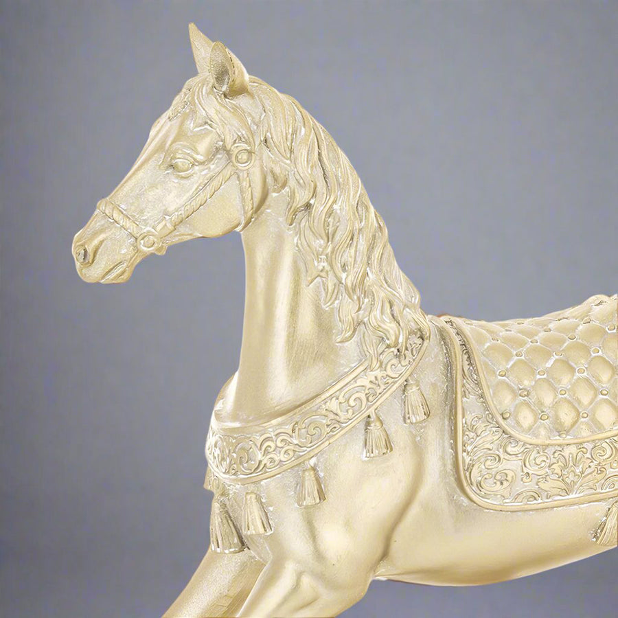 Aranyszínű karácsonyi hintaló.