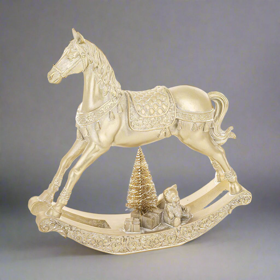 Aranyszínű karácsonyi hintaló.