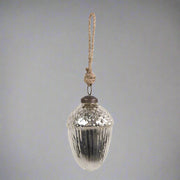 Makk formájú, ezüstszínű üveg karácsonyfadísz.