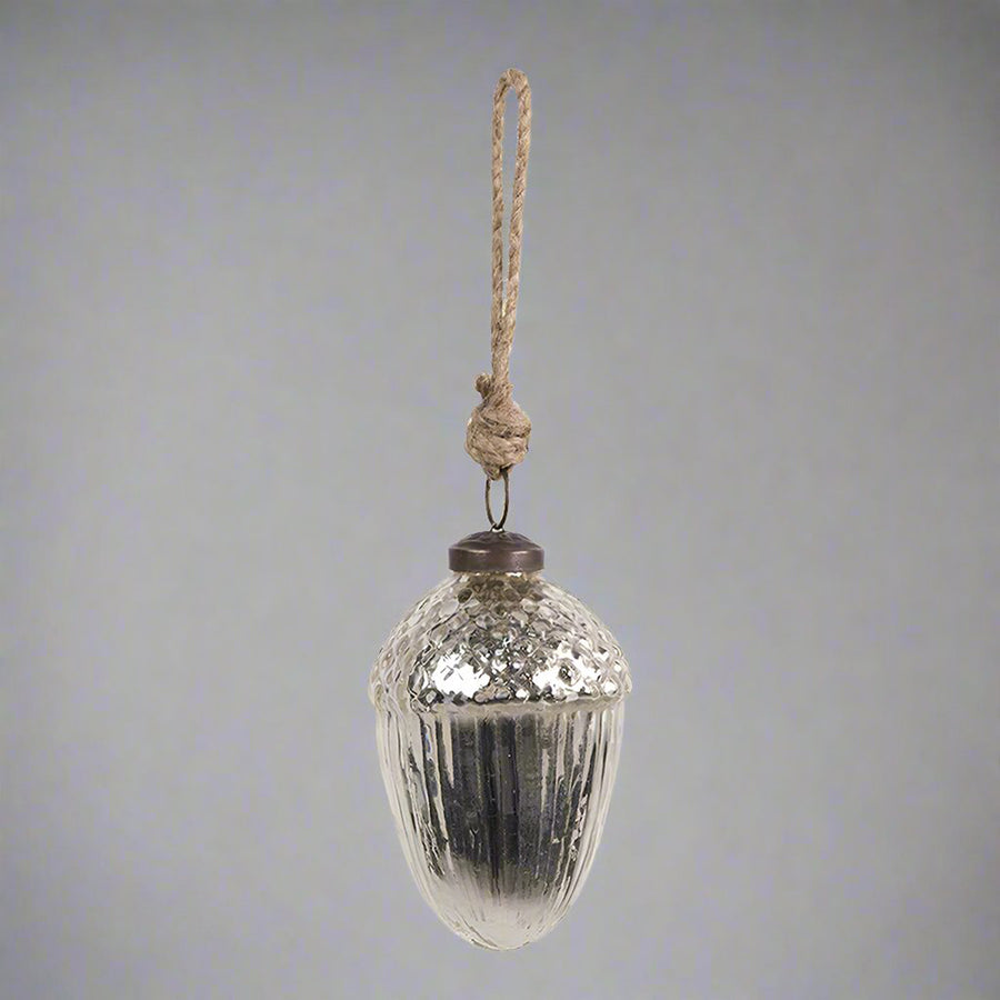 Makk formájú, ezüstszínű üveg karácsonyfadísz.