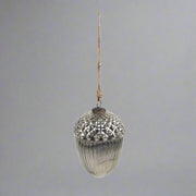 Makk formájú, ezüstszínű üveg karácsonyfadísz.