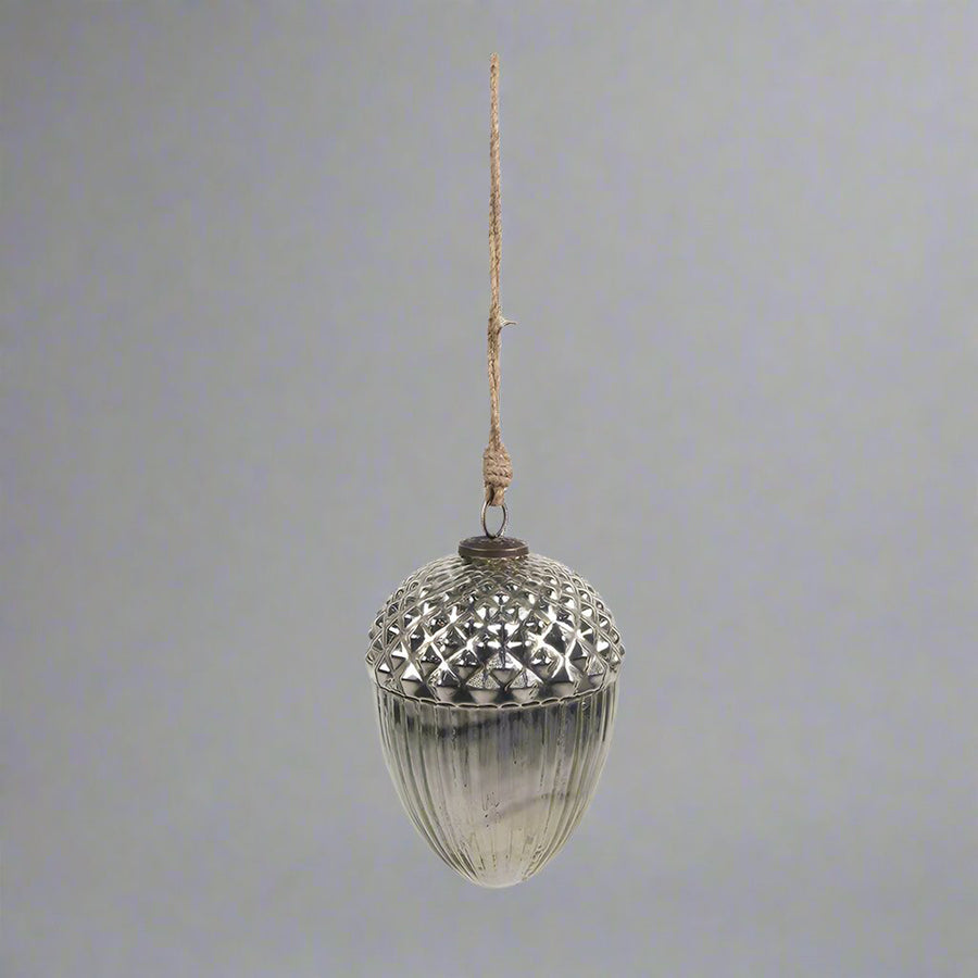Makk formájú, ezüstszínű üveg karácsonyfadísz.