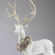 Fehér színű karácsonyi szarvas figura .