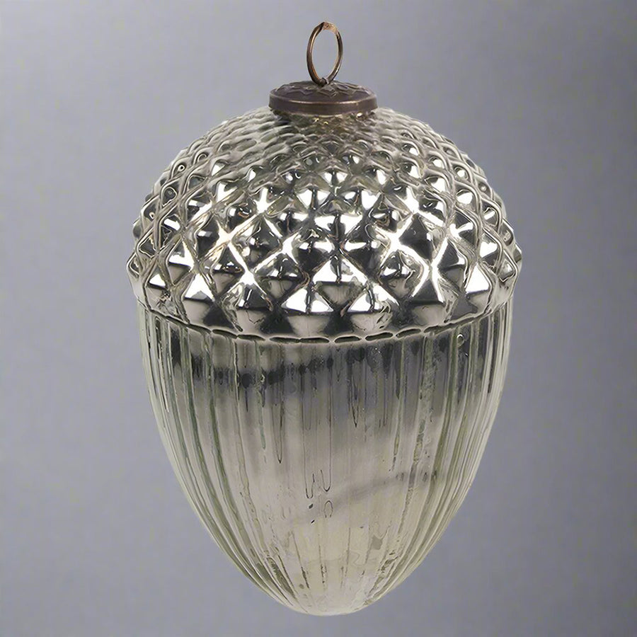 Makk formájú, ezüstszínű üveg karácsonyfadísz.