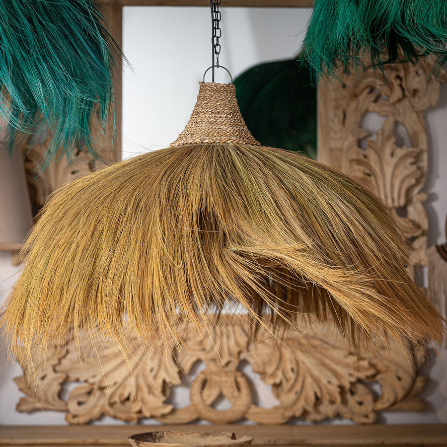 Növényi rostból készült, kézműves design függeszték lámpa.