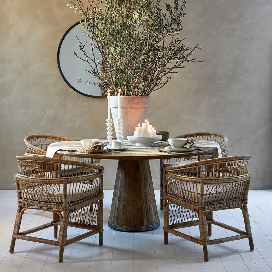 rusztikus fa étkezőasztal székekkel enteriőrben