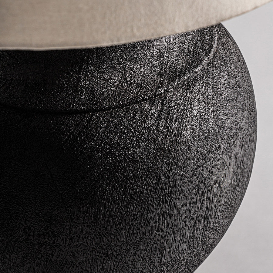 Koloniál stílusú, mangófából faragott, fekete, nagy méretű asztali lámpa.