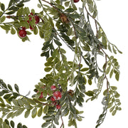 Piros bogyókkal és fagyos levelekkel díszített, élethű jeges mű berkenye ág részlete.