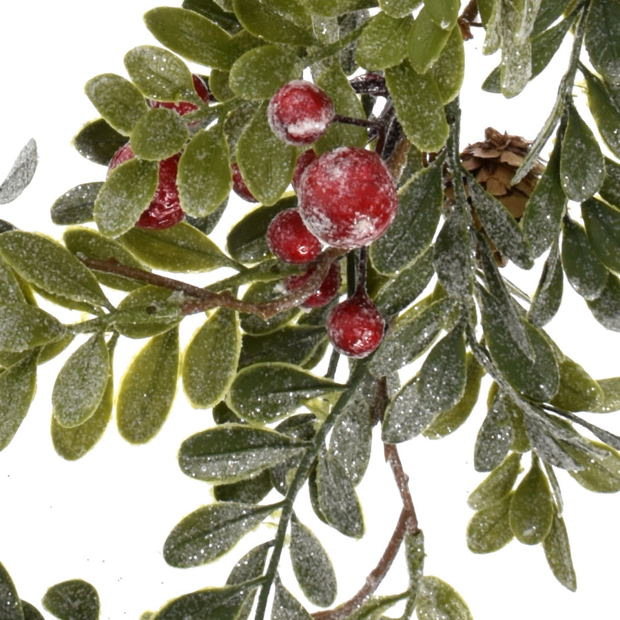 Fagycsípte hatású piros bogyók és zöld levelek a jeges mű csüngő berkenye ágon.