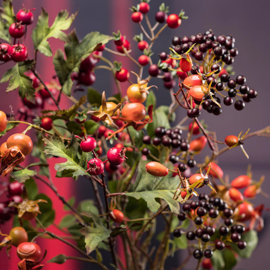 Őszi dekoráció vegyes bogyós ágakkal és padlizsánszínű mű madárberkenyével