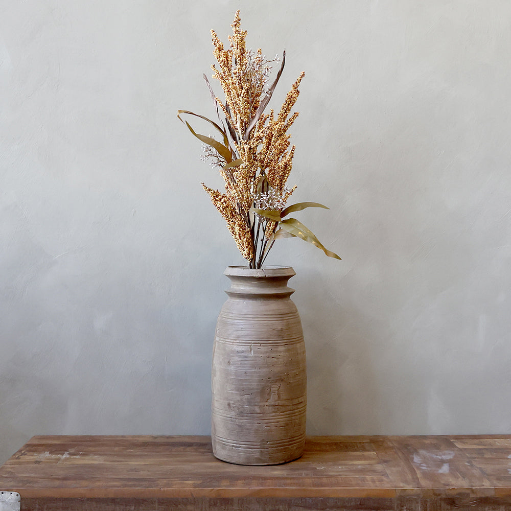 Sorghum ihlette borostyánszínű magvas mű ág vázában