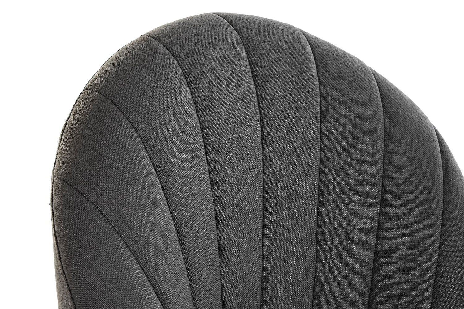 Szürke színű szövettel kárpitozott, formaterveztt karfás fotel.