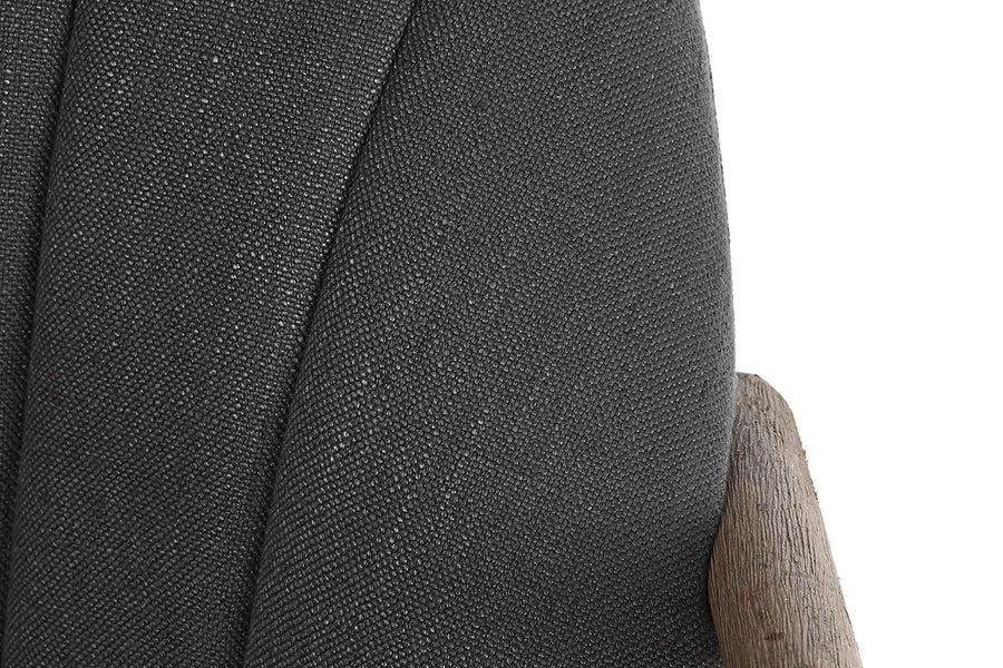 Szürke színű szövettel kárpitozott, formaterveztt karfás fotel.