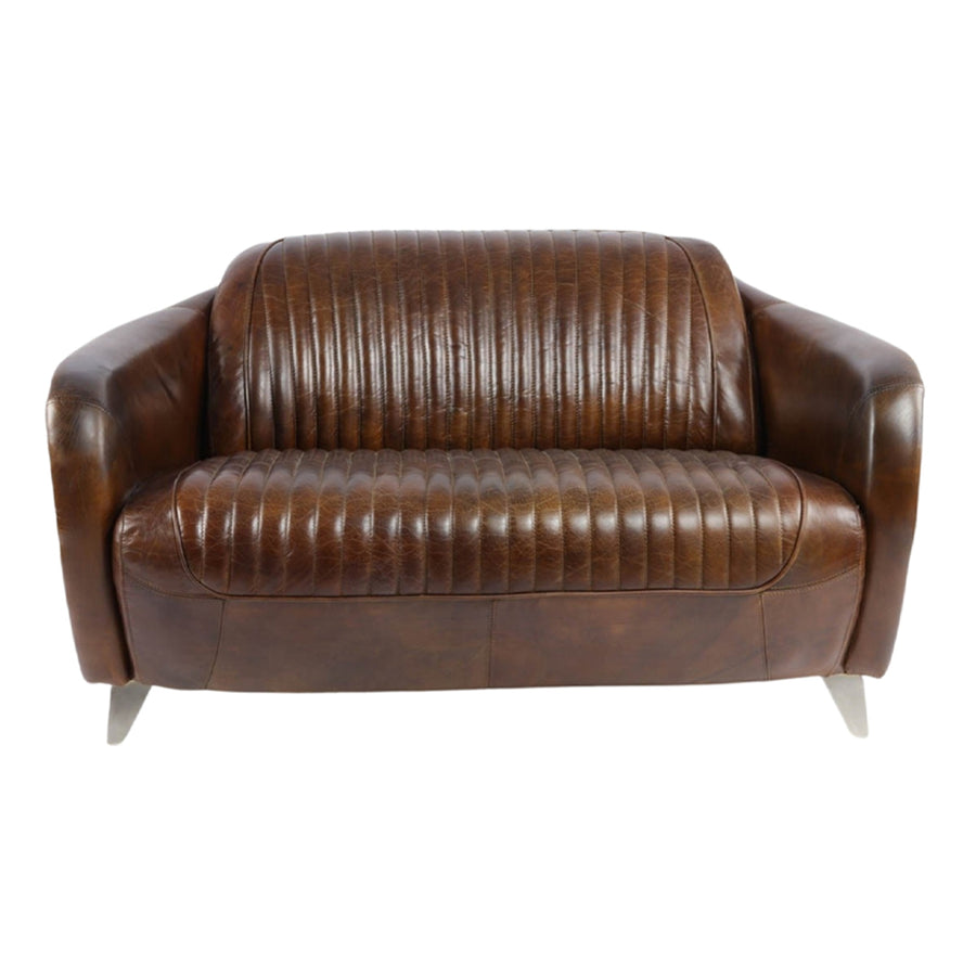 SPORSTER 2 személyes bőrkanapé elölnézeti képe, dohánybarna színű, varrott marhabőr kárpitozással és rozsdamentes acéllábakkal.