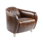 Vintage-retró bőrfotel háromnegyedes nézetből, bordázott ülő- és háttámlával, acéllábakon.