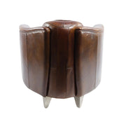 A Sporster bőrfotel hátulnézete, elegáns varrásokkal és markáns ívű formavilággal.