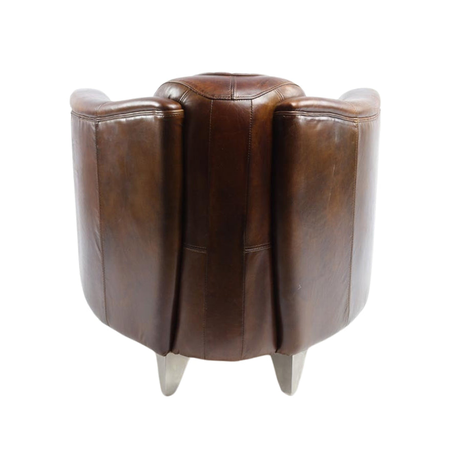 A Sporster bőrfotel hátulnézete, elegáns varrásokkal és markáns ívű formavilággal.