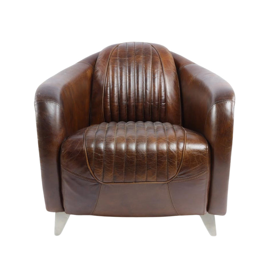 Dohánybarna bőrfotel elölnézetből, klasszikus sportautó-ülésre emlékeztető varrásmintával és rozsdamentes acéllábakkal.