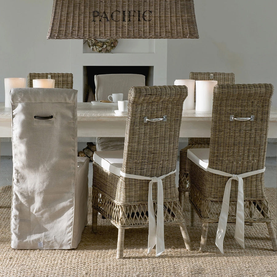 vintage rattan szék étkezőasztal mellett