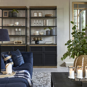 Loft könyvespolc nappaliban dekorációkkal berendezve