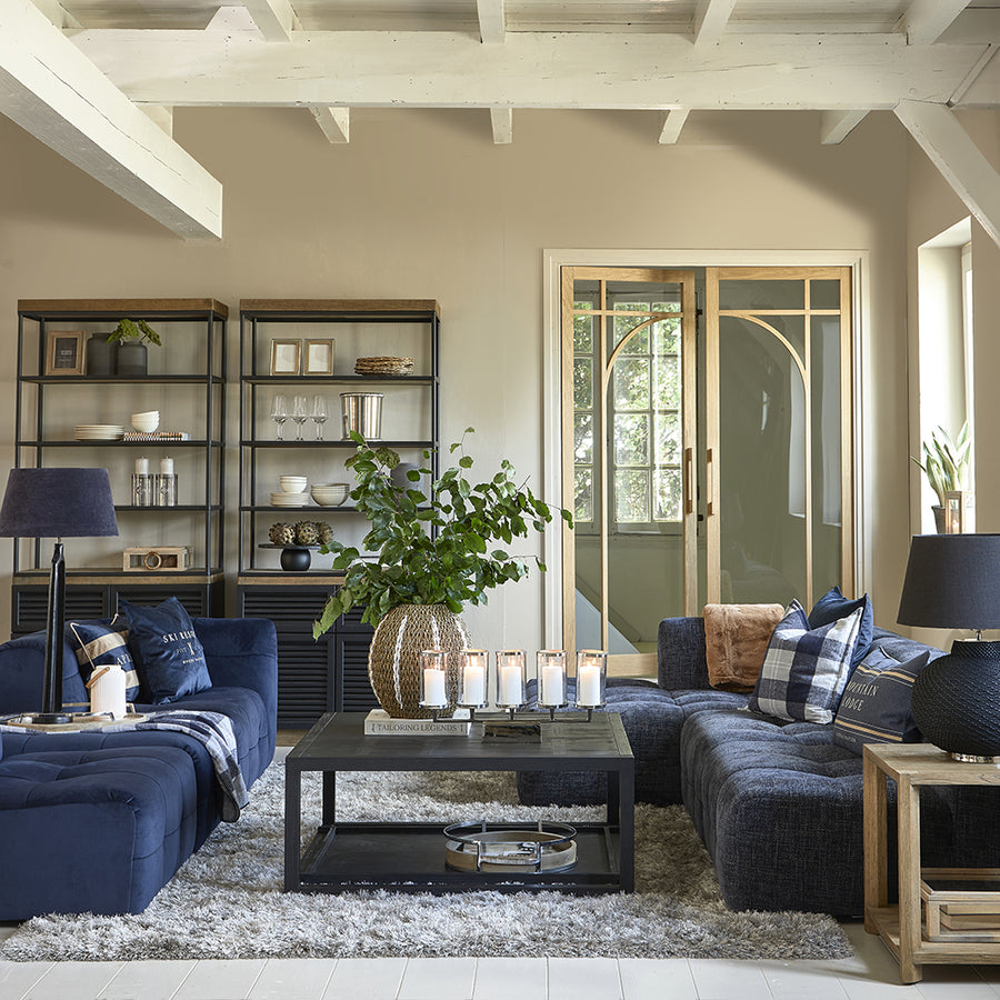 Modern nappali enteriőr loft könyvespolcokkal és kanapékkal