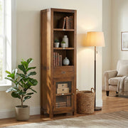 Mindifa polcos szekrény enteriőrben könyvekkel és dekorációkkal