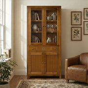 Vitrines szekrény enteriőrben könyvekkel és dekorációkkal