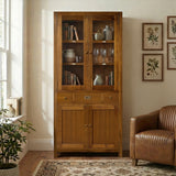 Vitrines szekrény enteriőrben könyvekkel és dekorációkkal